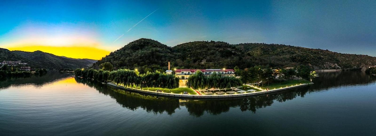 Vega Resort Restaurant & Lodge Orsova Ngoại thất bức ảnh