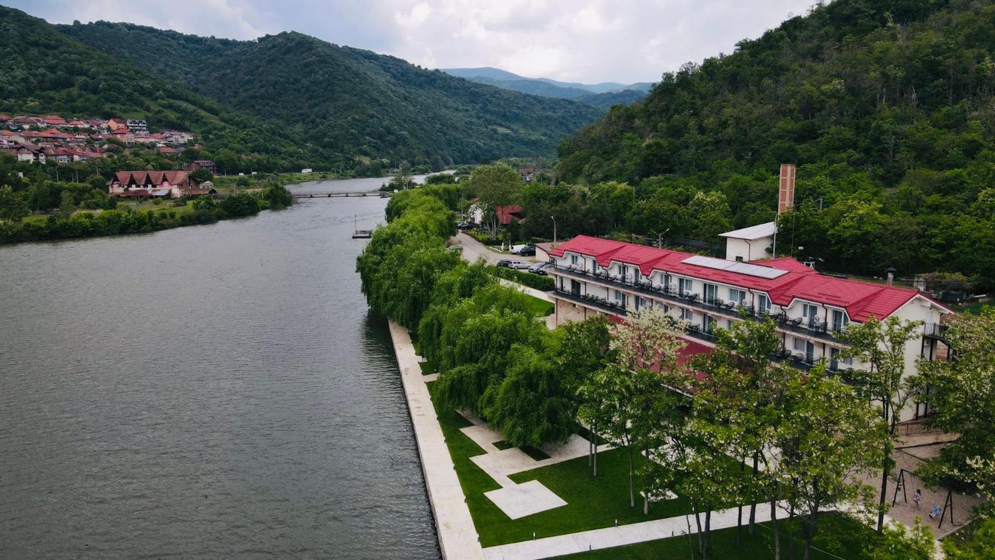 Vega Resort Restaurant & Lodge Orsova Ngoại thất bức ảnh